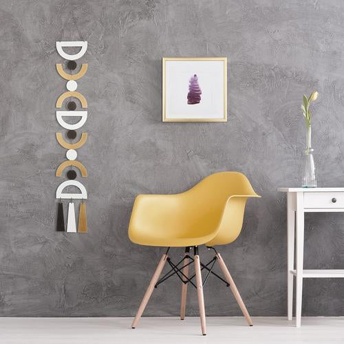 Decoración de pared móvil de metal con diseño geométrico en blanco y negro de Everly Hart